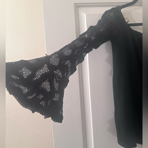 Off The Shoulder Blouse W/ Bell Sleeves - Picture 4 of 4